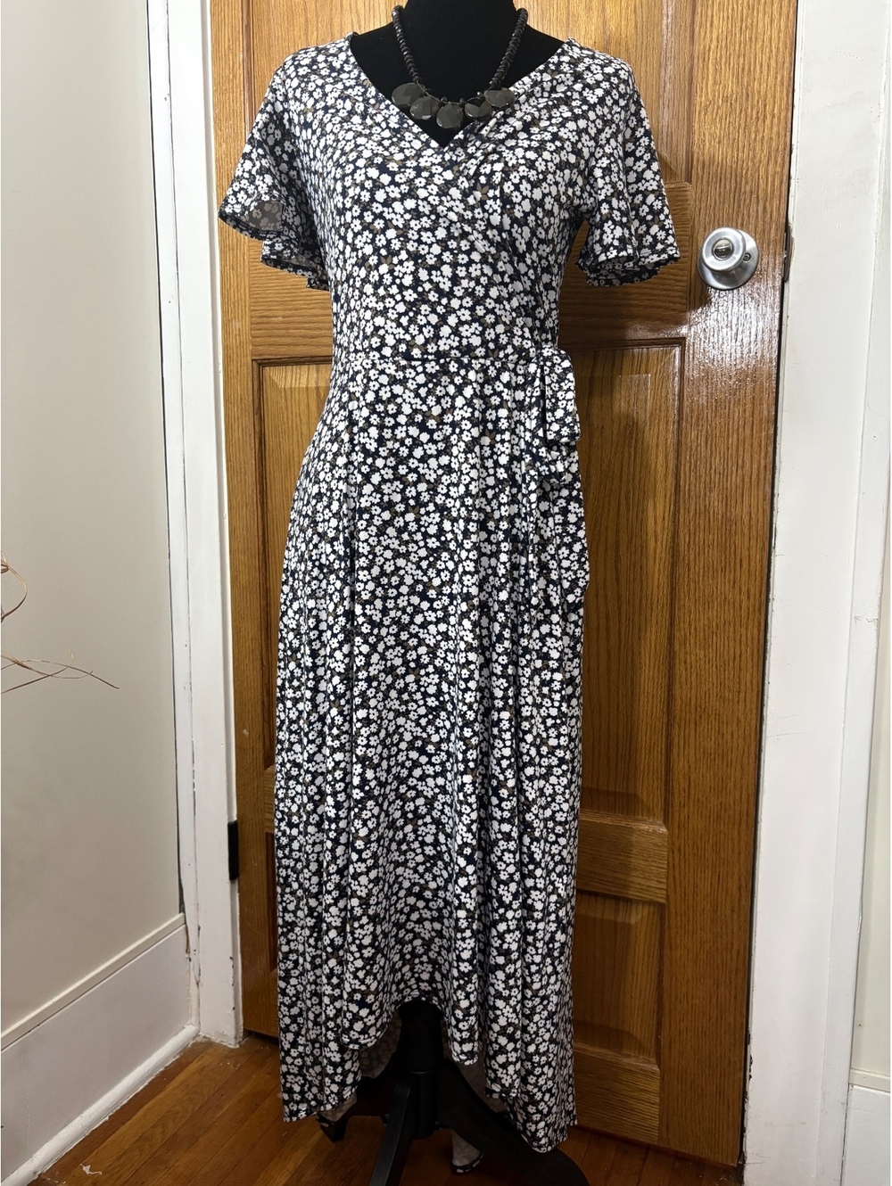 Fortune + Ivy Women’s M Black White Floral Faux Wrap Maxi Dress Flutter Sleeve